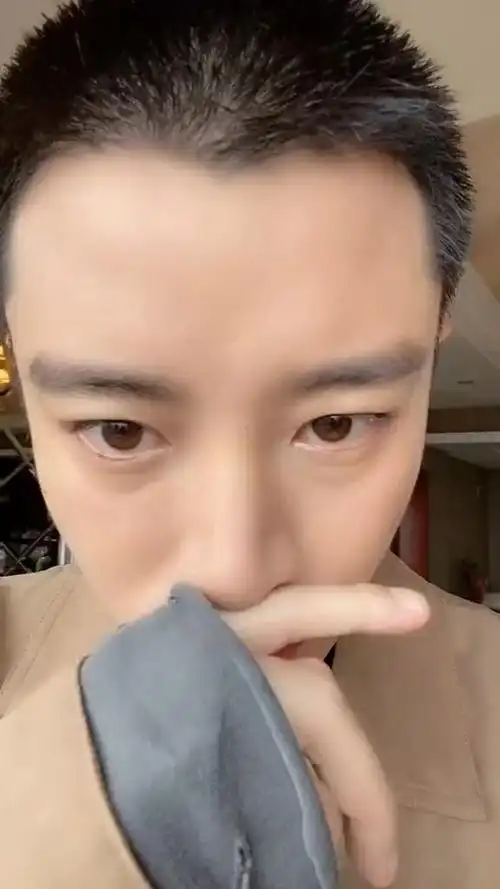 贾乃亮嘴唇变成了香肠嘴,他竟然变成了这样