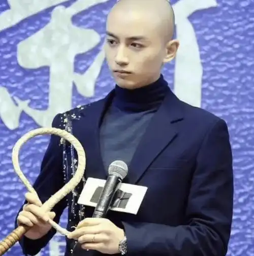 陈晓光头造型惊艳亮相,网友热议颜值爆表:魅力不减反增