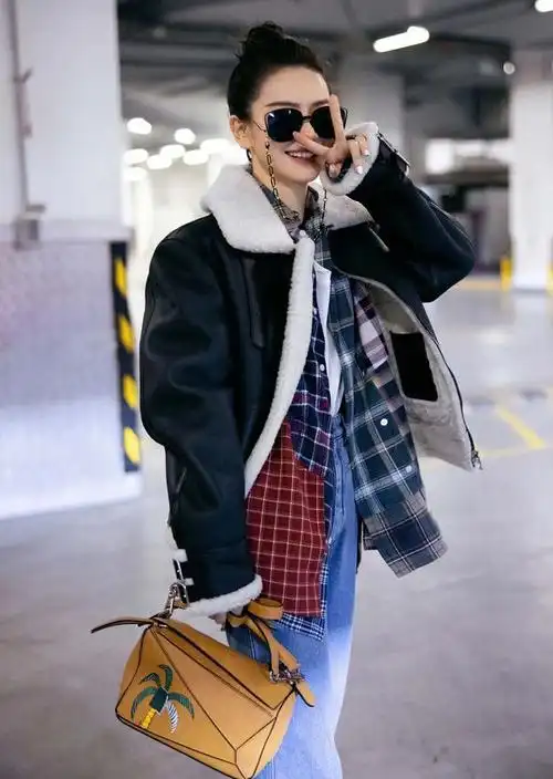 戚薇机场街拍超有范皮毛外套搭牛仔裤时髦与温度兼具