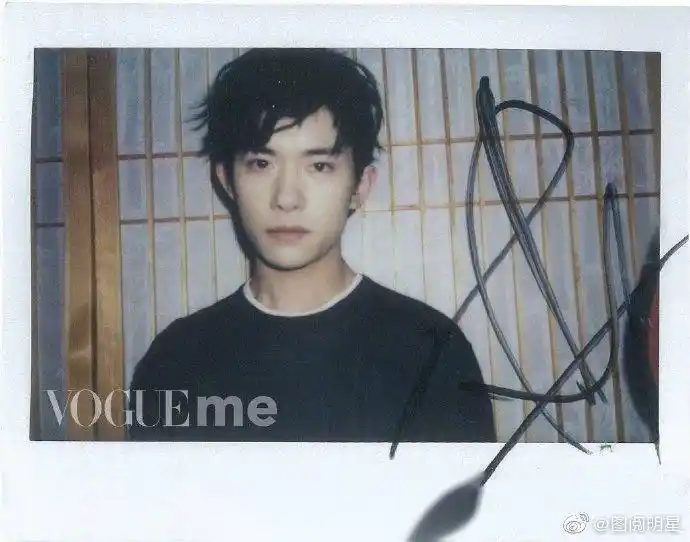 易烊千玺拍立得