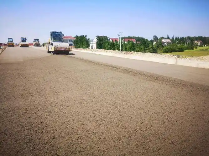 2020通皋大道建设工程底基层水稳摊铺顺利完成监理