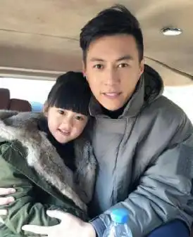 《我们的爱》帅男神靳东与小戏骨王芷璇上演暖爸带娃记