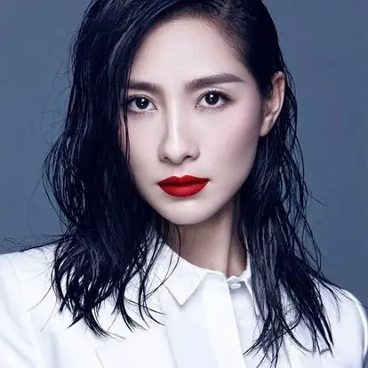 2006年,出演个人首部电视剧《暗夜心慌慌》,从而进入演艺圈.