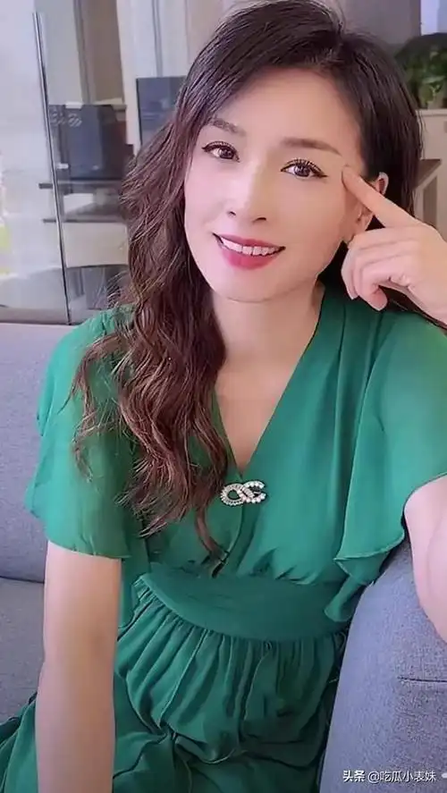 张庭甜美优雅笑容迷人不愧是酒窝女神