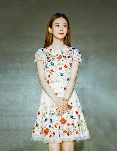 原创赵丽颖实力演绎,穿对衣服有多重要,同是碎花裙,效果却千差万别