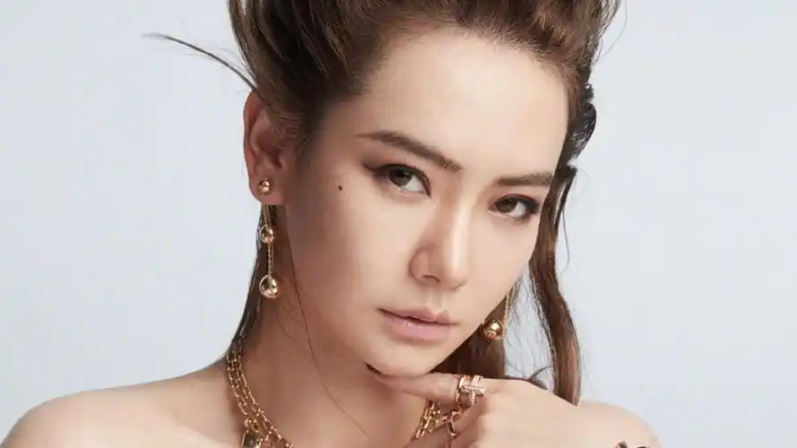 戚薇湿发烟熏妆高清桌面壁纸壁纸