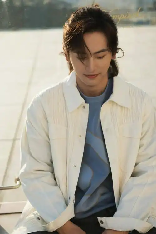 张哲瀚,长发有点好看!