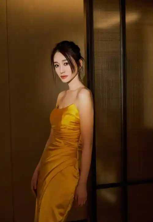 46岁李小冉,一袭黄色抹胸开衩裙,身材傲人排骨胸抢镜_美得_气质_眼神
