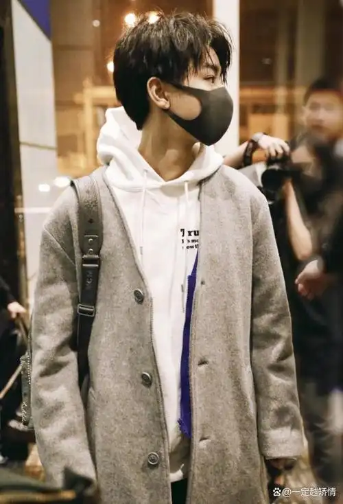 换季不忘时髦,王俊凯温柔而又不失帅气,戴着口罩也藏不住魅力