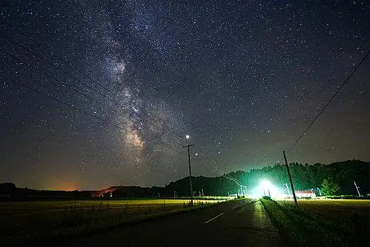夜景,传统建筑,靠近,河灯光下的花朵北极光,特罗姆瑟,挪威光亮,夜空