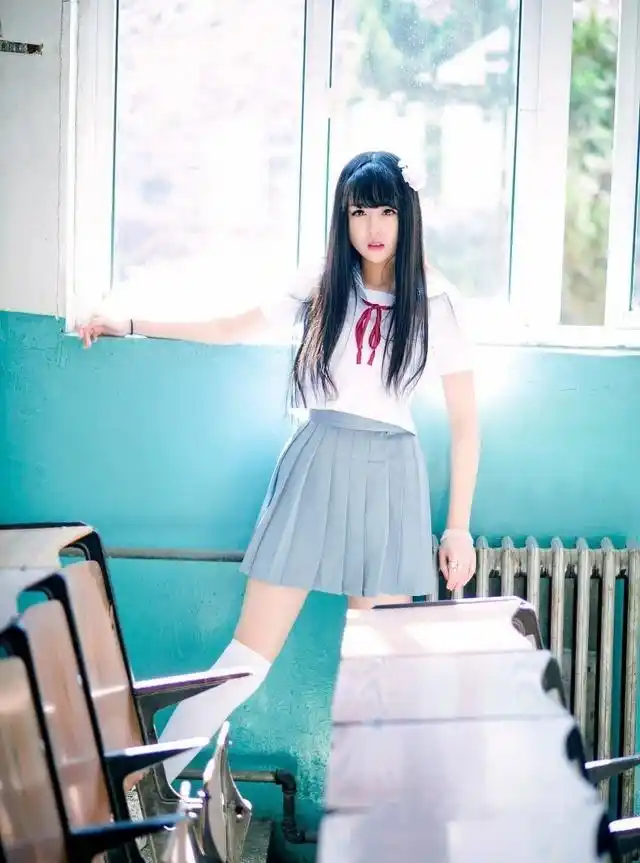 校花穿上校服和白色长筒袜给人冰清玉洁的感觉