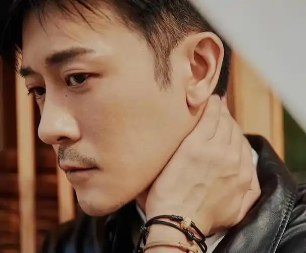 亲妈是导演干妈是导演20年都捧不红他却在娶妻改名后火了