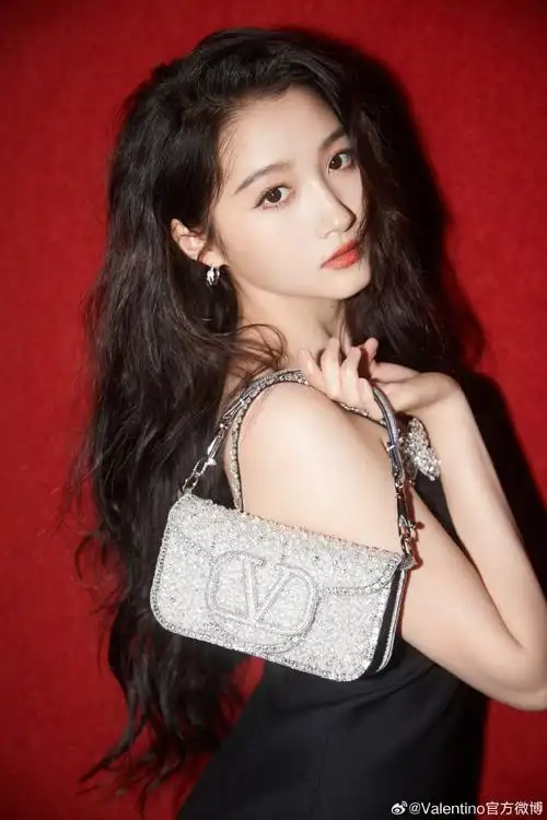 valentino品牌代言人关晓彤##valentino2024早春系列##华伦天奴loo