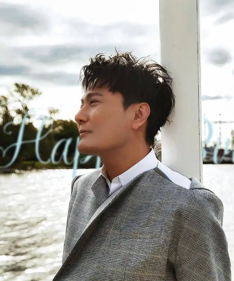 热心公益的张信哲,照亮人间的"白月光"