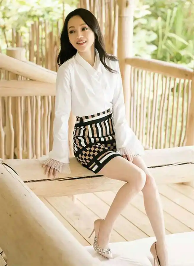 小个子大气场,张韶涵印花裙时尚大片曝光,小清新变身酷girl