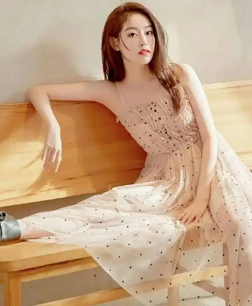 祝绪丹斑点透视连衣裙性感写真