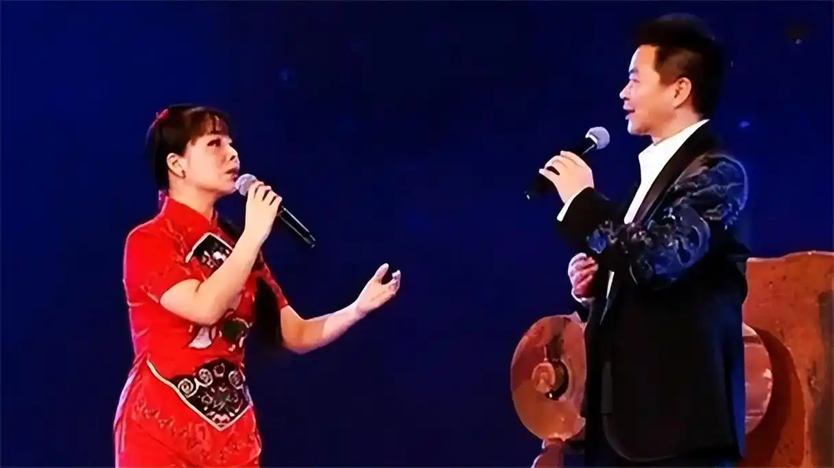 大家好奇王二妮老公长啥样,看了照片后,网友们纷纷感叹颜值到位