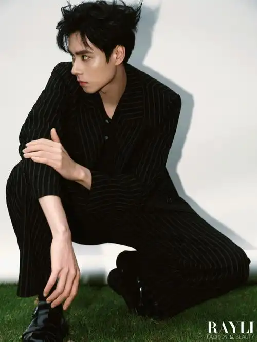 瑞丽服饰美容##胡一天春日漫步大片