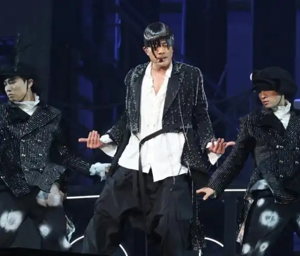 郭富城演唱会假发被嘲像泡面倒扣,张叔平造型"受害者"又增一位?