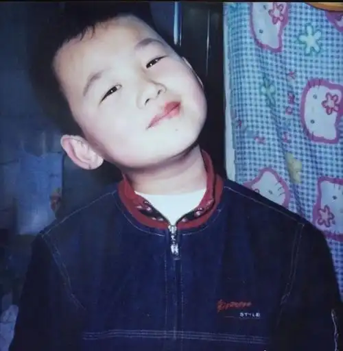 白敬亭小时候近照曝光圆乎乎的小脸好可爱引发网友热议