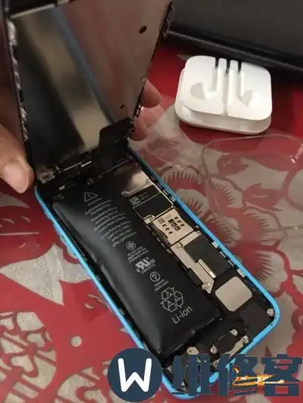 苹果iphone 8plus手机电池鼓包原因解析