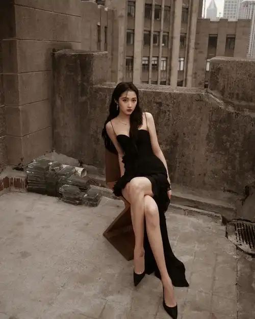 这条裙子采用了轻盈柔软的面料,贴合在身上,展现出关晓彤纤细的曲线和