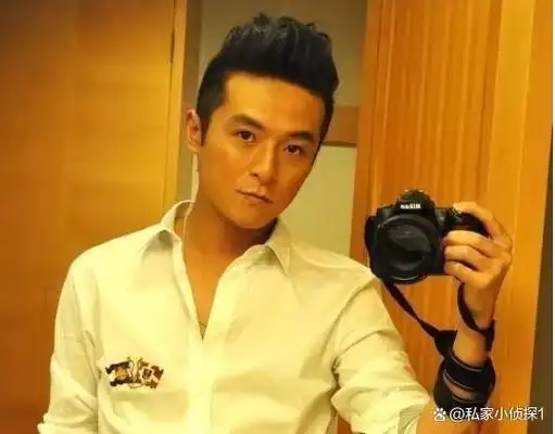 亲妈和干妈全是导演耗时数十年都没捧红他却在娶妻改名后走红