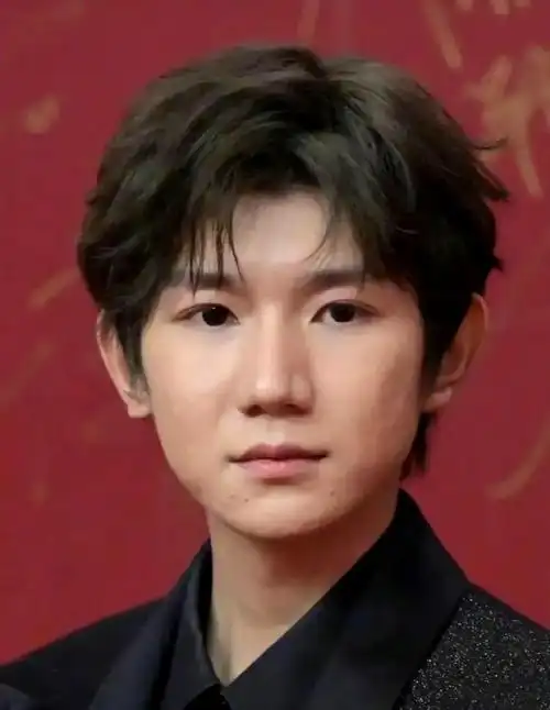 易烊千玺近期出席活动怼脸生图##王俊凯王源易烊千玺活动怼脸生图