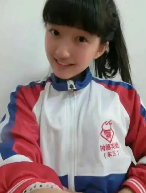 赵露思上小学时的毕业照