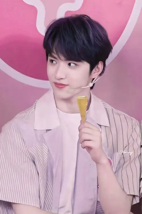 刘耀文晒拍立得##刘耀文拍立得背景好闪