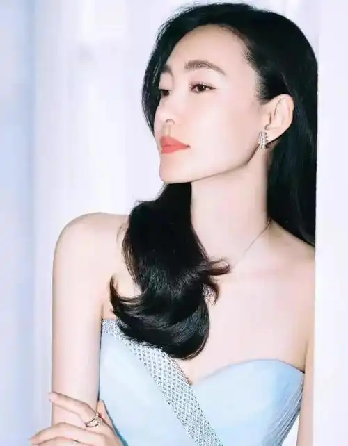 王丽坤品质盛典造型身穿淡蓝色礼服整体来说气质高冷