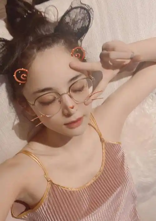 古力娜扎素颜出镜网友却被身材前的凸点吸引是没穿衣服吗