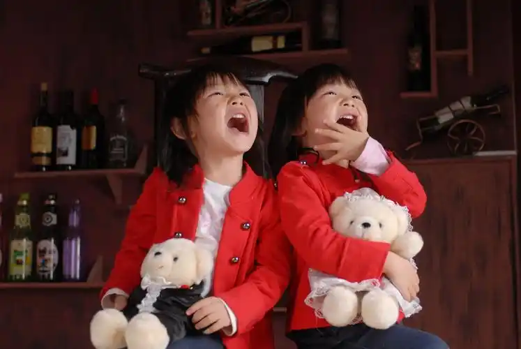 我家女儿四岁啦快来欣赏超美双胞胎吧