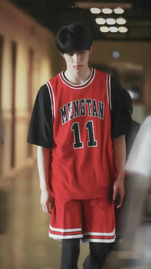 打篮球的刘耀文太热血了,这太平洋宽肩,安全感爆棚,期待刘耀文的所有