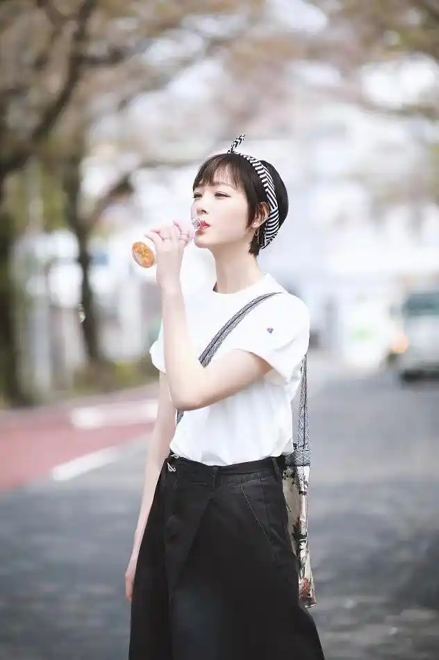 何杜娟东京私服街拍  活力清新 笑容甜美  元气满满 随性肆意 春日