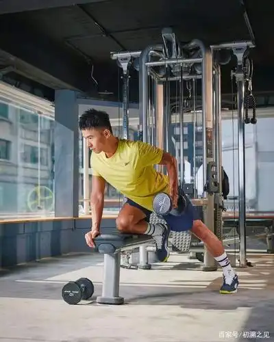 一个爱狗的鲜肉帅哥,也酷喜健身和运动,质感肌肉很吸睛