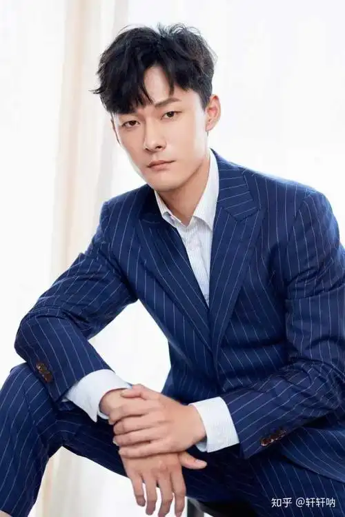 去看看演员张雨剑就知道为什么我那么喜欢小眼睛的男生了.