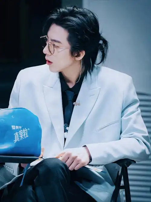 睡前在欣赏下限定的狼尾#摩登兄弟刘宇宁  #刘宇宁开始推理吧