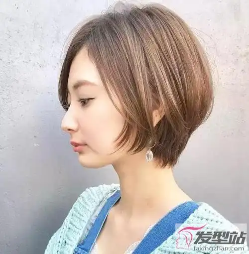 三七分的耳下三公分短发发型,长刘海往两侧分开,露出精致的五官和