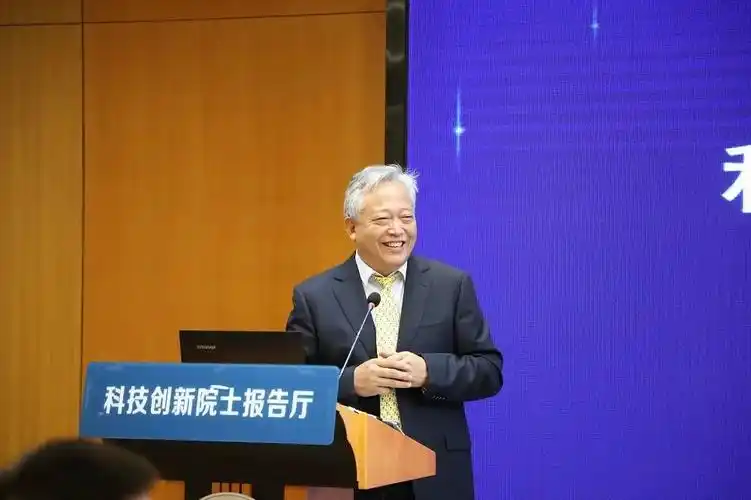 (图)原深圳市委常委,副市长张思平主持