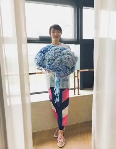 "军嫂"刘晓洁真的有魅力,平时穿着挺清纯的,但露着双腿显身材