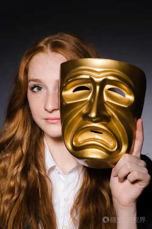 戴着面具的虚伪概念中的女人