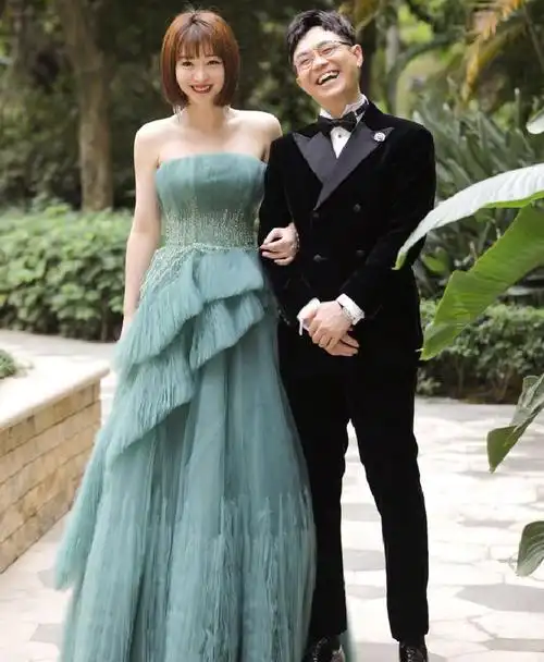 柳岩的成功他功不可没如今和柳岩一起活动春风满面如情侣