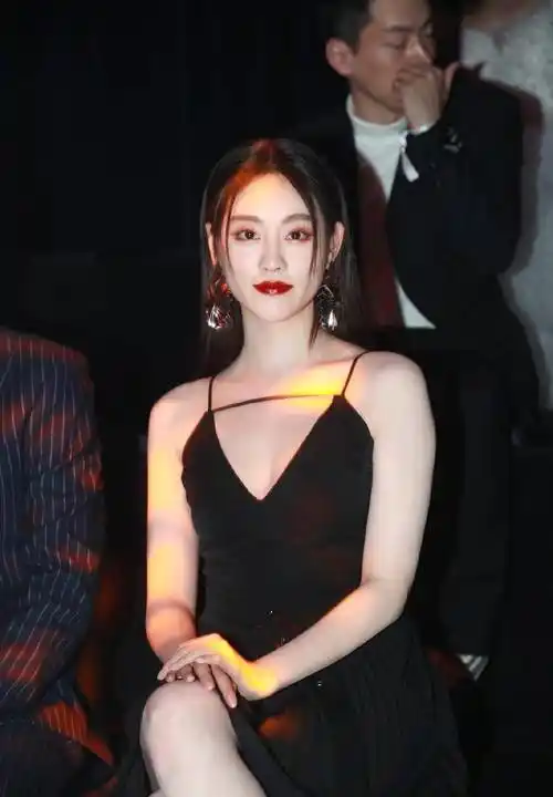 祝绪丹身穿黑色吊带高跟鞋,尽显迷人魅力!_皮肤_身材_时尚