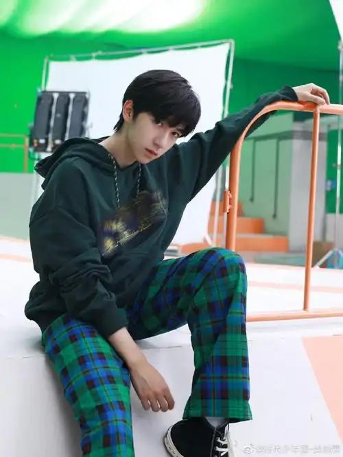 贺峻霖绿色穿搭造型随拍