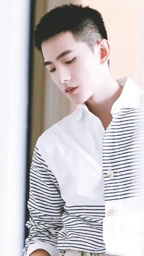 五官立体,真的好适合寸头帅疯了@杨洋