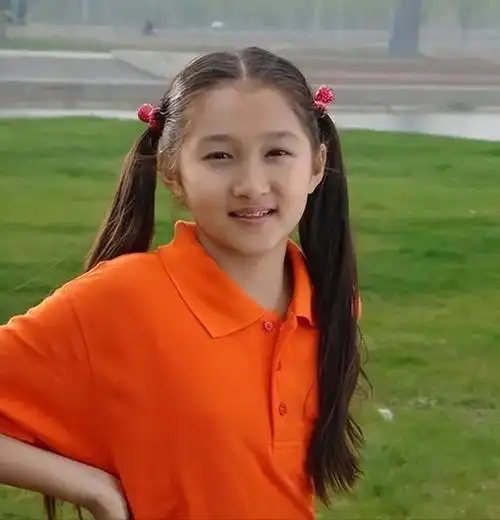 长大后也是参加各种综艺节目,很多人质疑过关晓彤,说肯定是整容过 ,不