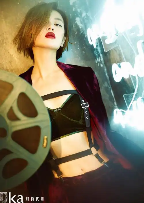 余男的率性短发无论是搭配透视蕾丝,帅气西装,还是甜美印花裙,都充满