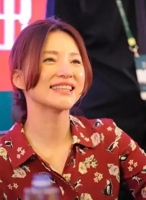 婚后的董卿,在央视的地位已然坚如磐石,被誉为"央视一姐".