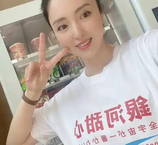 董璇素颜现身机场,穿紧身上衣搭配黑色短裙,分手后状态又回春_身材